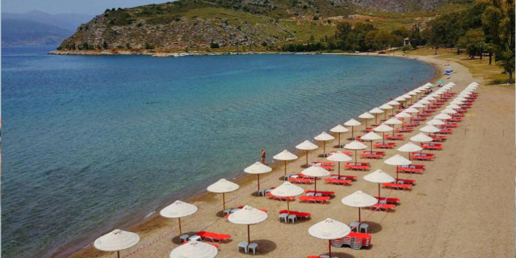 Playa de grecia con distanciamiento