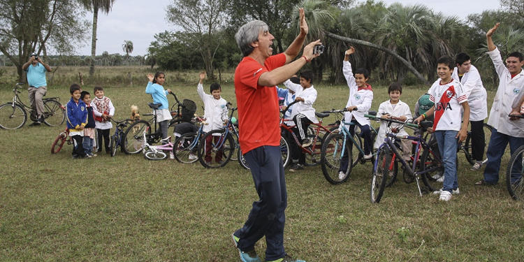 Julio Aro y la Fundación No me olvides llevó bicicletas a chicos correntinos de Colonia Pando.