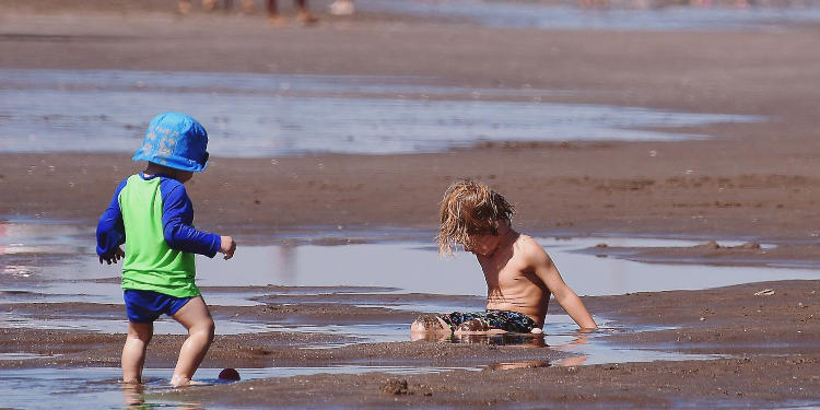 chicos jugando en la playa