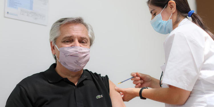 Alberto Fernández recibió la vacuna