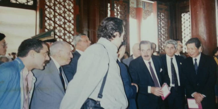 Néstor Machiavelli con Raúl Alfonsin y el presidente Chino en 1987 durante una visita oficial