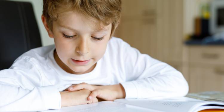 Niño leyendo