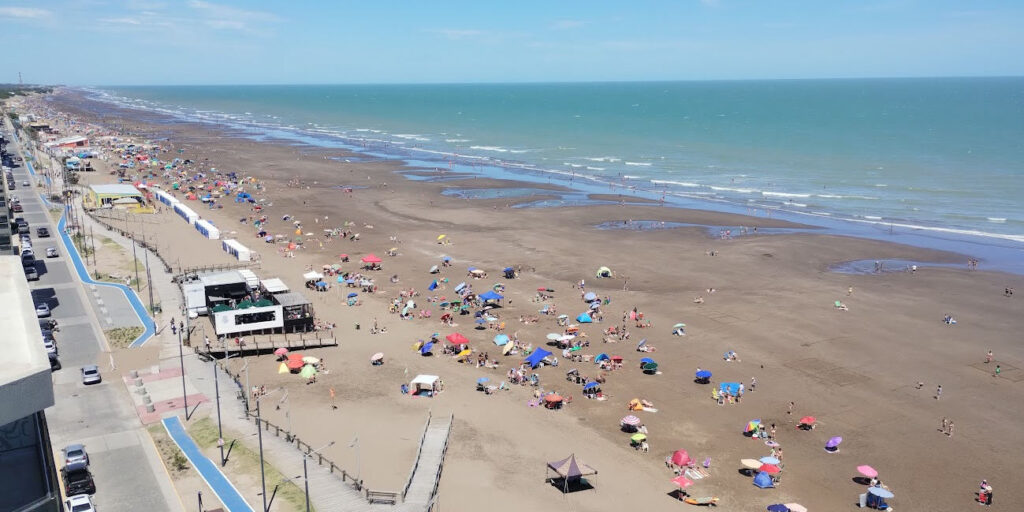 Vista aéera de la playa de Monte Hermoso Costanera