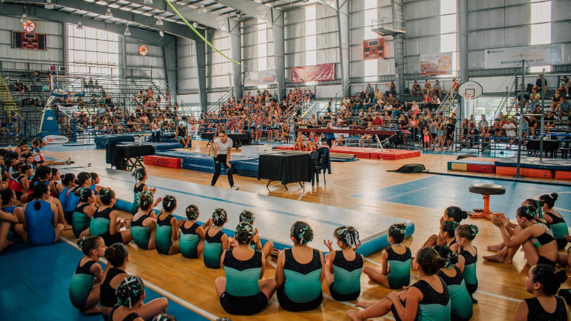 Encuentro de gimnasia artística en el polideportivo de Monte Hermoso