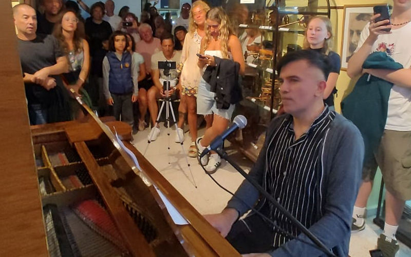 Claus interpretando a Charly García en el Museo Histórico