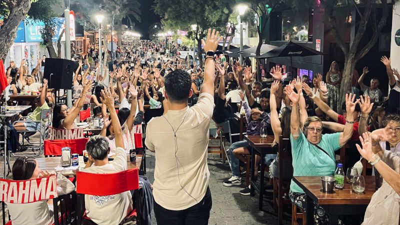 Esteban Adorno cantando en la peatonal Dufaur