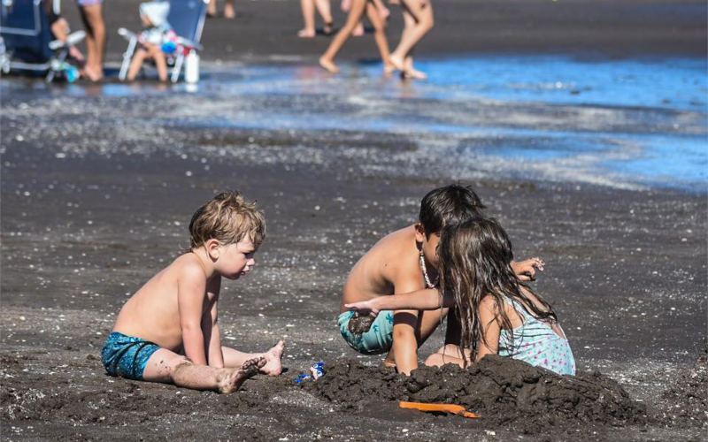 Niños jugando en la playa de Monte Hermoso