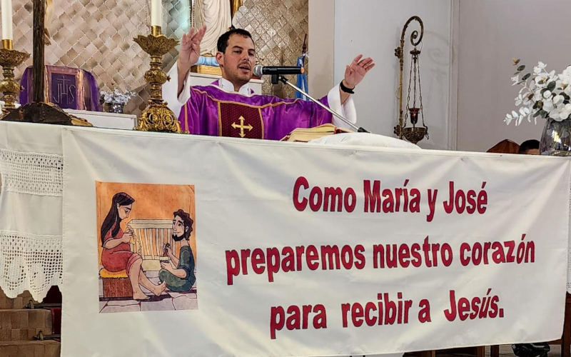 EL padre Federico durante una celebración en Rosario