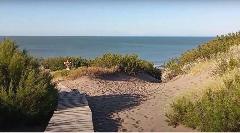 Paseo vecinal Aladino bajada hacia el mar en Sauce Grande