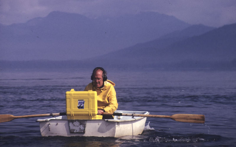 Roger Payne escuchando el canto de las ballenas en una embarcación