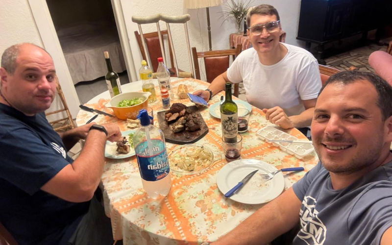 Sacerdotes cenando con el padre Walter París