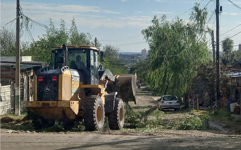 Trabajos de reparación en la vía pública tras la tormenta en Bahía blanca