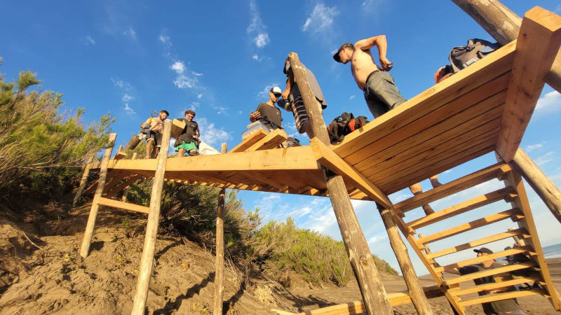 Vecinos trabajando en la construcción de la pasarela