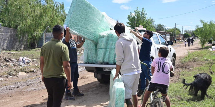 Entrega de colchones a los afectados por las inundaciones en Bahía Blanca