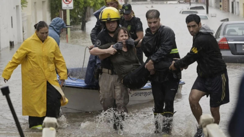 Inundaciones en Bahía Blanca ayuda de bomberos