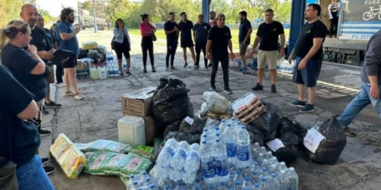 Recepción de mercadería con la llegada del tren solidario a Bahía Blanca